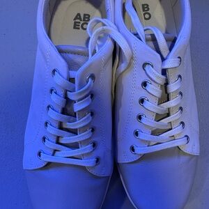 Abeo White Athletic Shoes